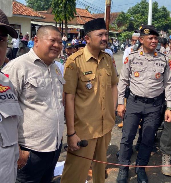 Balai Desa Berguncang, Warga Cihideung Hilir Minta Kuwu Angkat Kaki